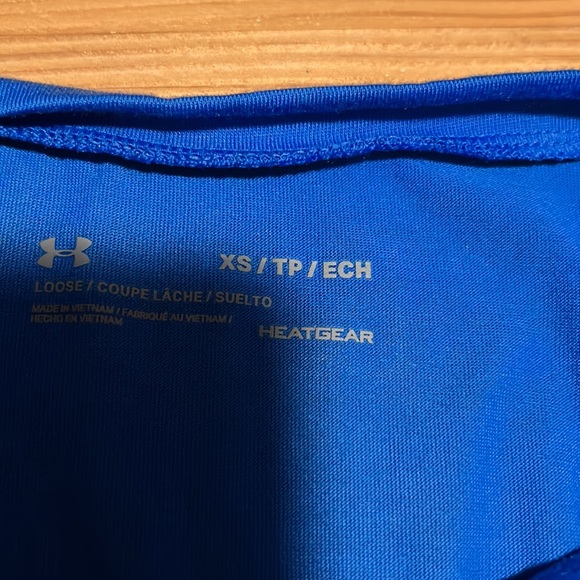 Women’s Under Armour heat gear loose fitting shirt - Picture 5 of 7